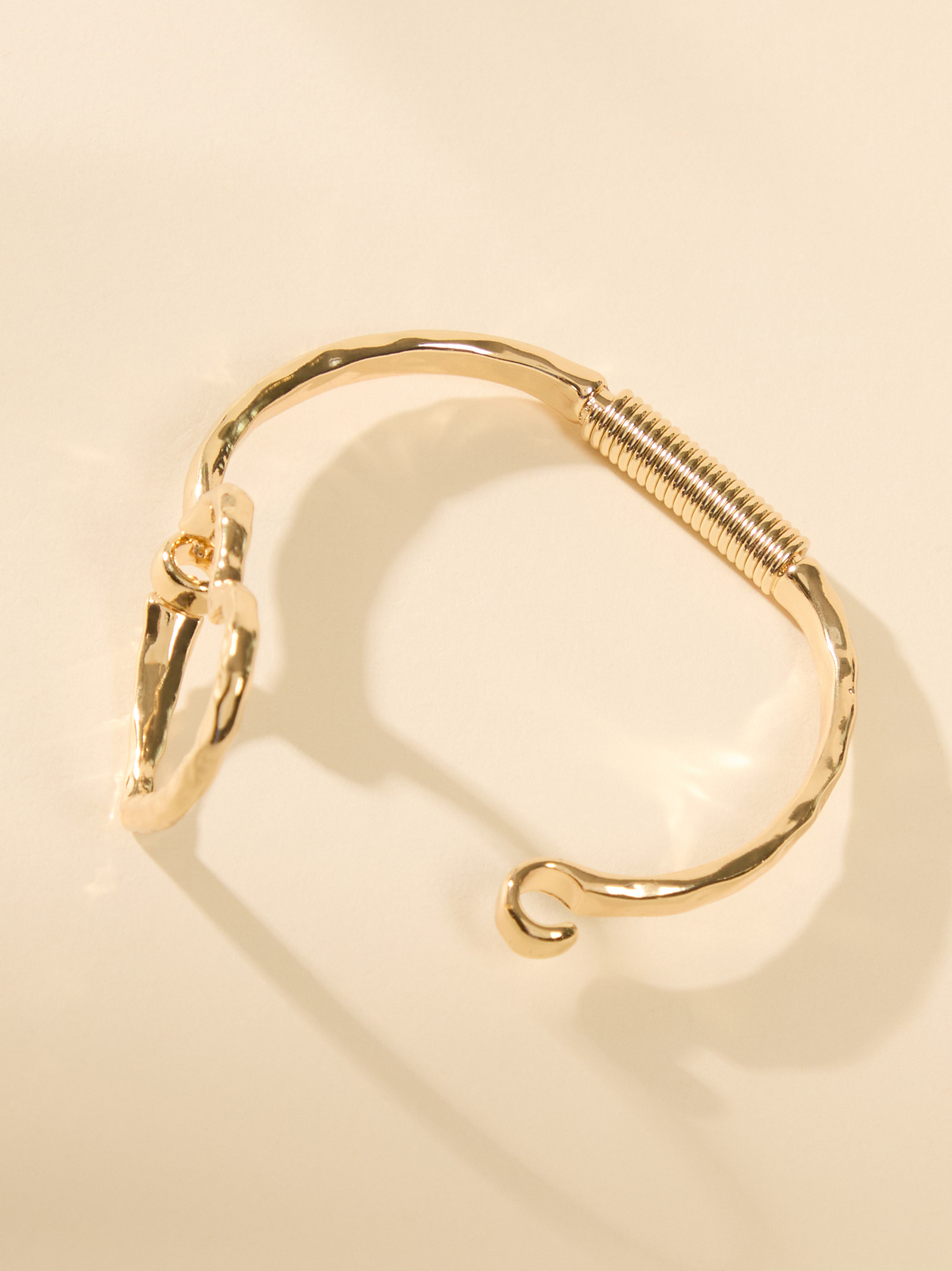 Maeve Hammered Heart Bangle in Gold │Altar