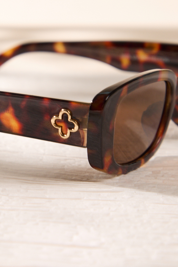Versailles Clover Sunnies Detail 2 - Altar'd State