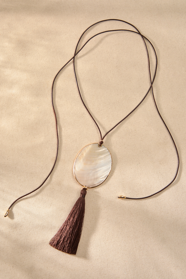 Fresh Shell Cord Necklace Detail 2 - Altar'd State