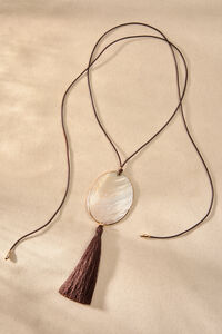 Fresh Shell Cord Necklace Detail 2 - Altar'd State
