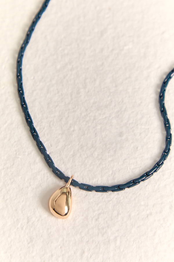 Linked Chain Teardrop Necklace Detail 2 - Altar'd State