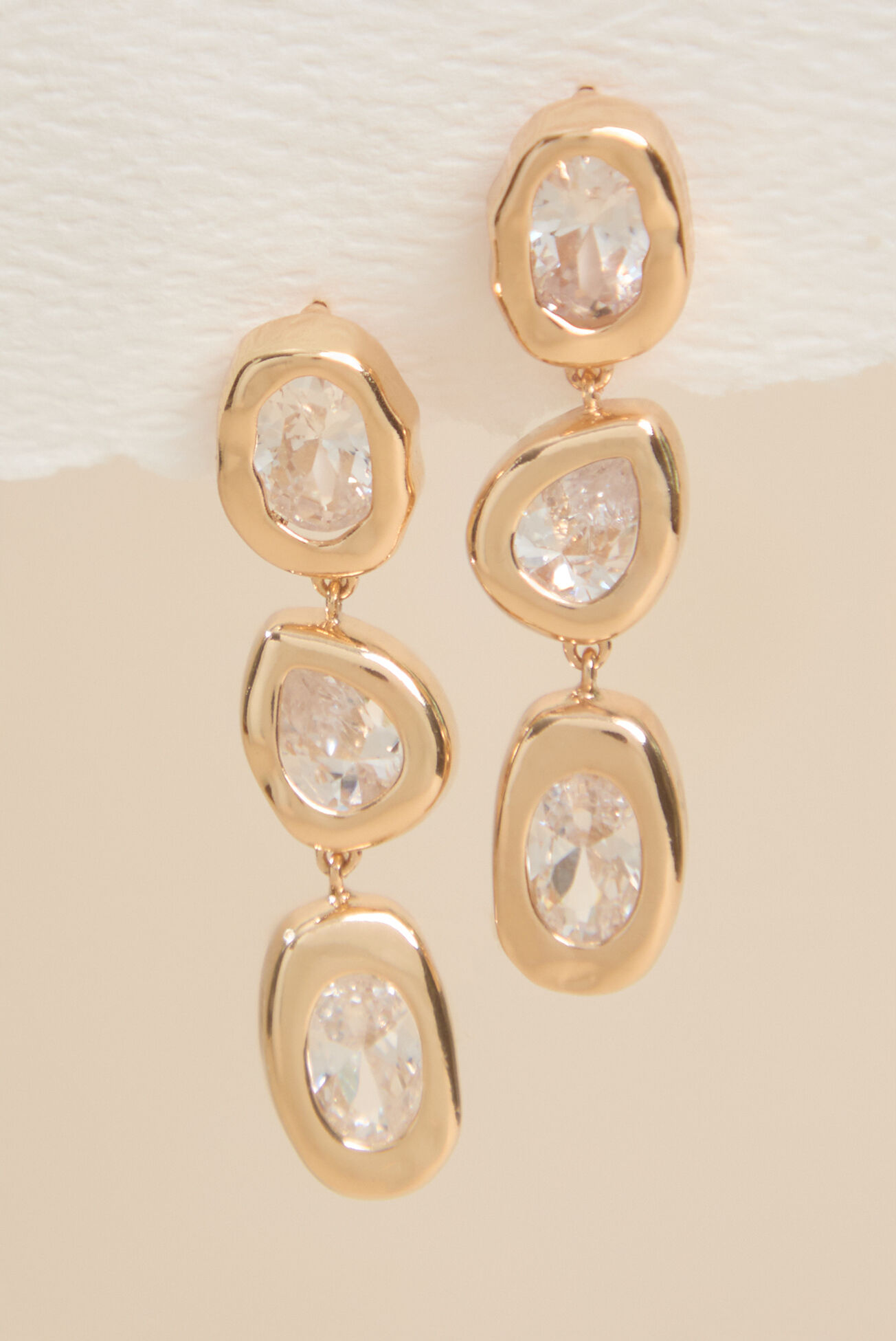 Evalyn Bezel Linear Earring
