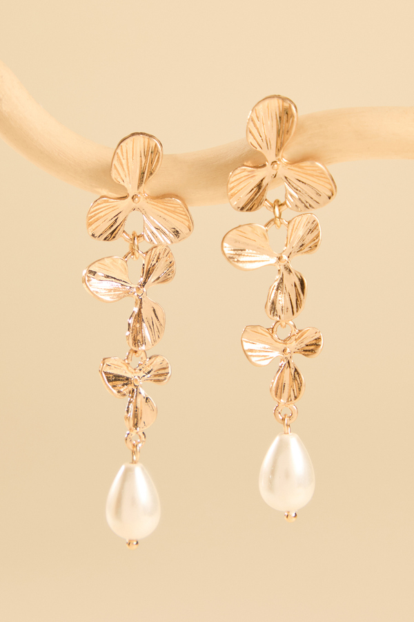 Textured Flower Pearl Dangle - Altar'd State