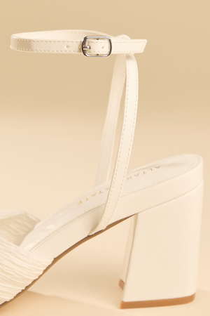 Maddalena Bow Heels - Altar'd State