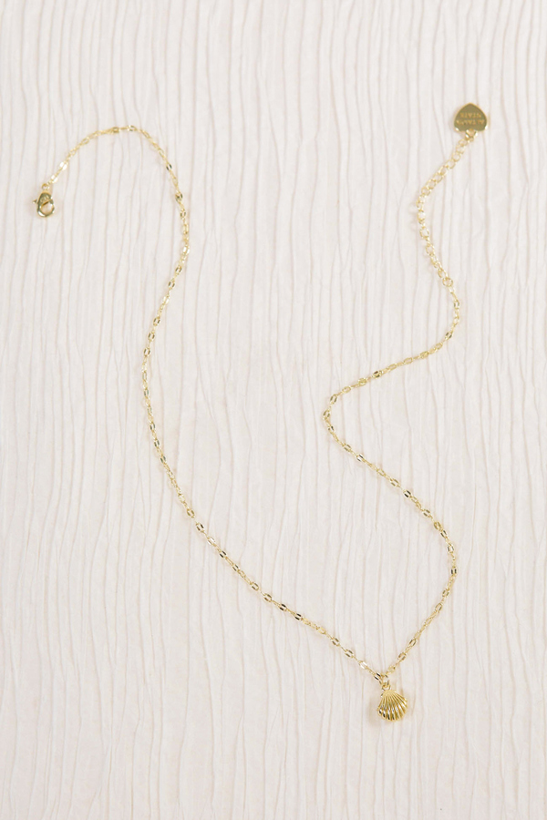 The Water Proof Collection Shell Necklace Detail 2 - Altar'd State