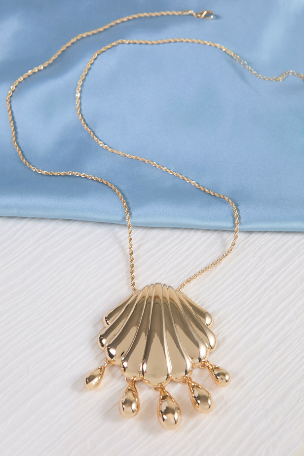 Golden Tide Shell Pendant Necklace Detail 3 - Altar'd State
