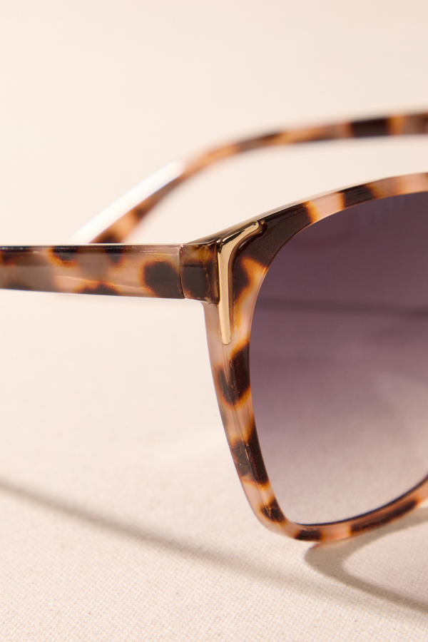 Tyra Square Sunglasses Detail 3 - Altar'd State