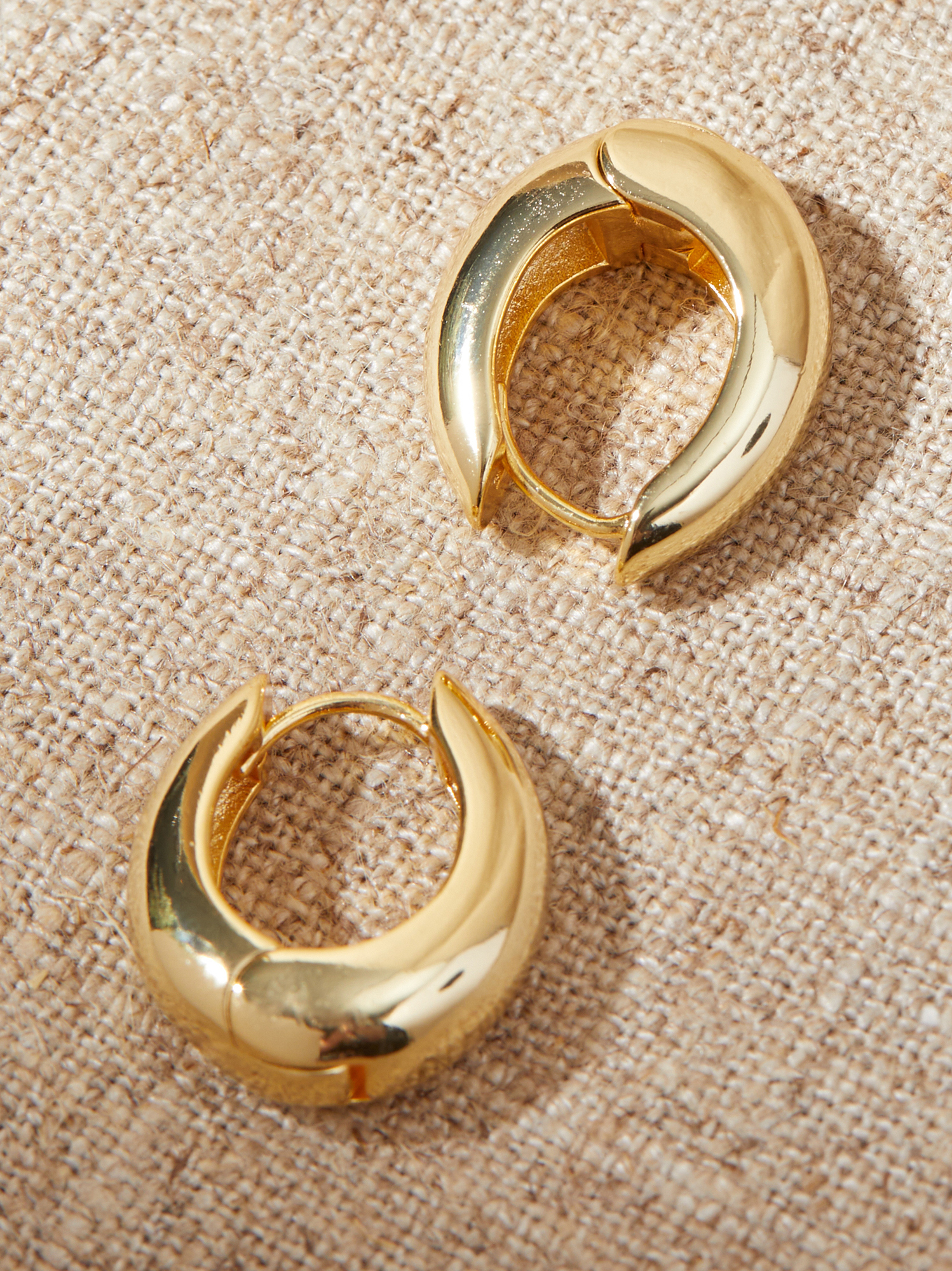 18K Gold Hinge Oval Hoop in Gold | Altar'd State