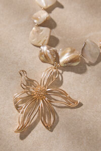 Seashell Flower Statement Necklace Detail 2 - Altar'd State