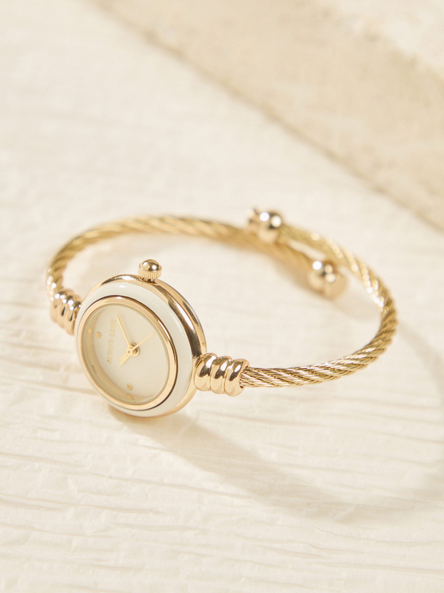 White Enamel Twisted Cuff Round Face Watch | Altar