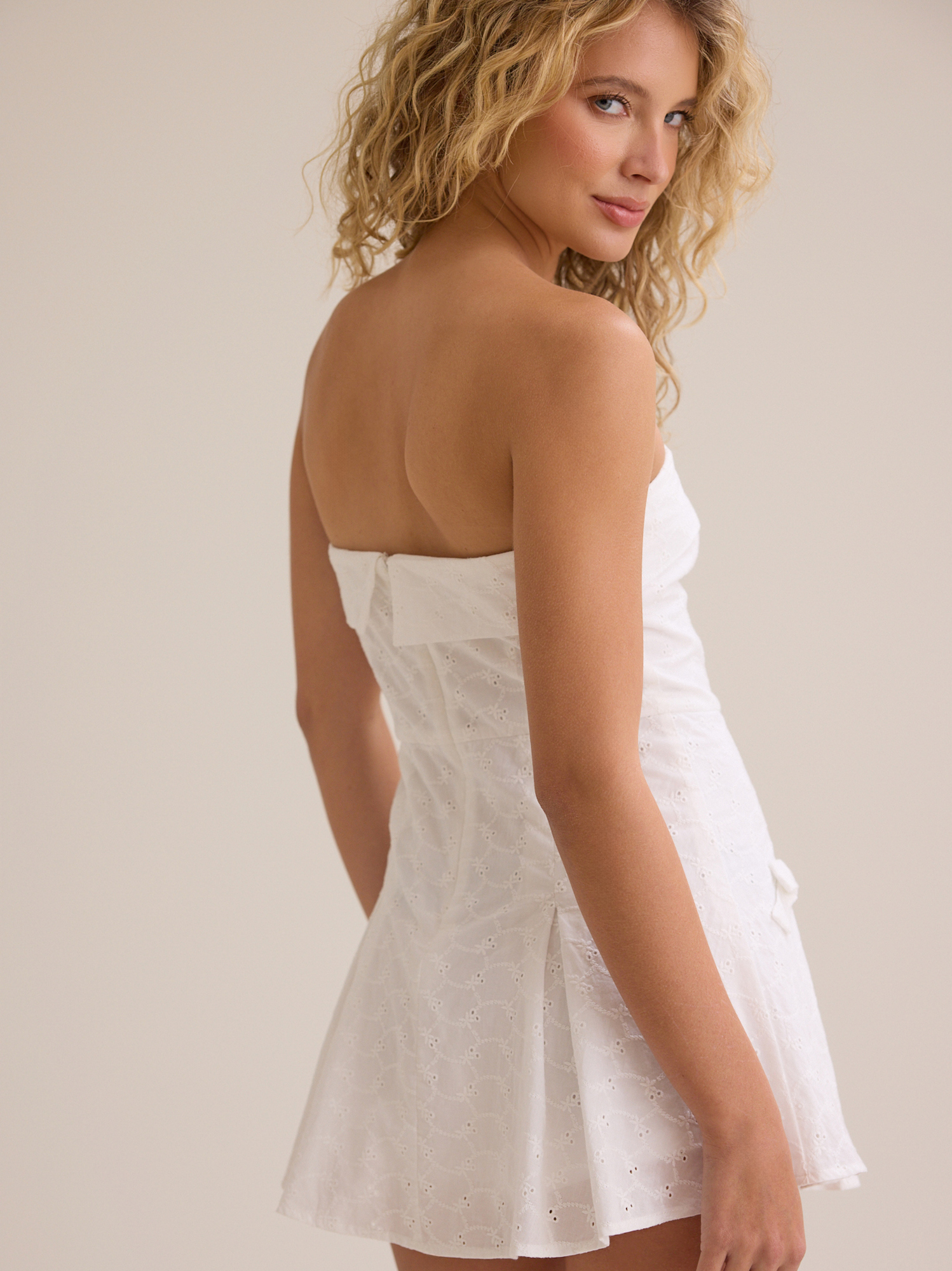 Altar'd State | Kaybrie Strapless Bow Romper | White | Material: 100% Cotton. Lining: 100% Polyester | M