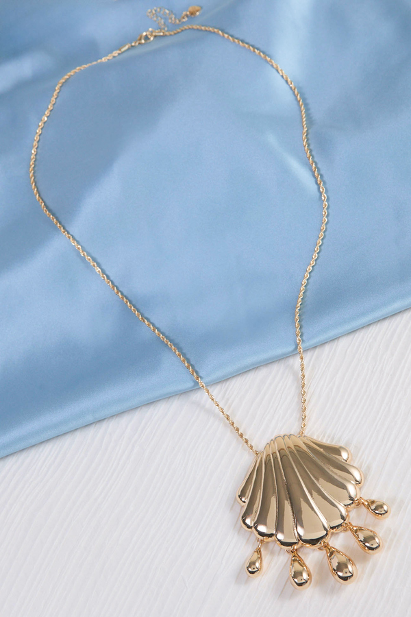 Golden Tide Shell Pendant Necklace Detail 4 - Altar'd State