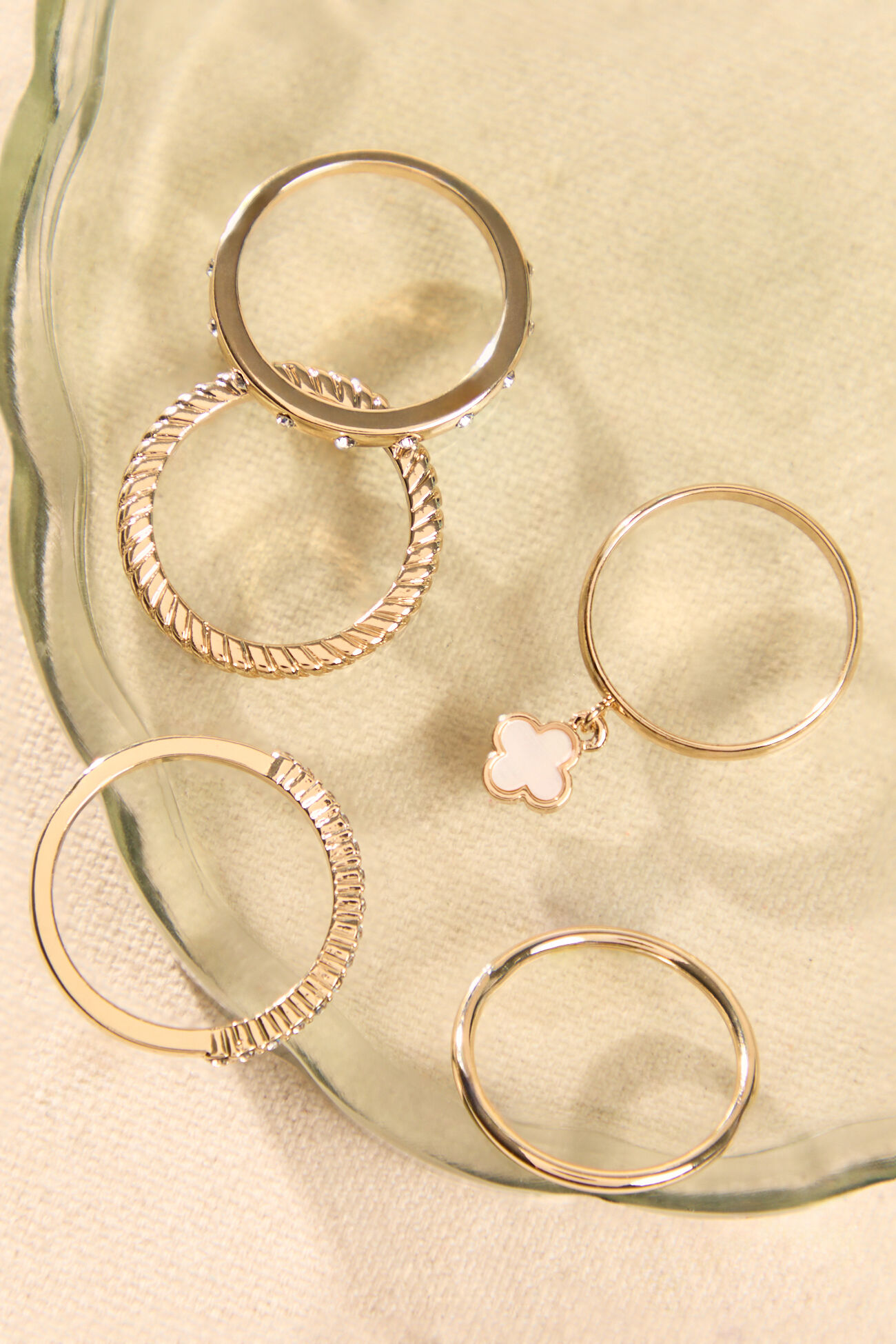 Glitzy Clover Ring Set